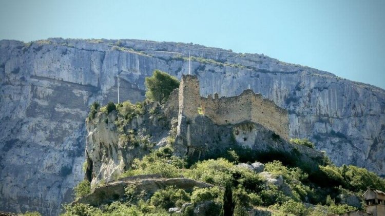 Le Château des Évêques à Fontaine-de-Vaucluse